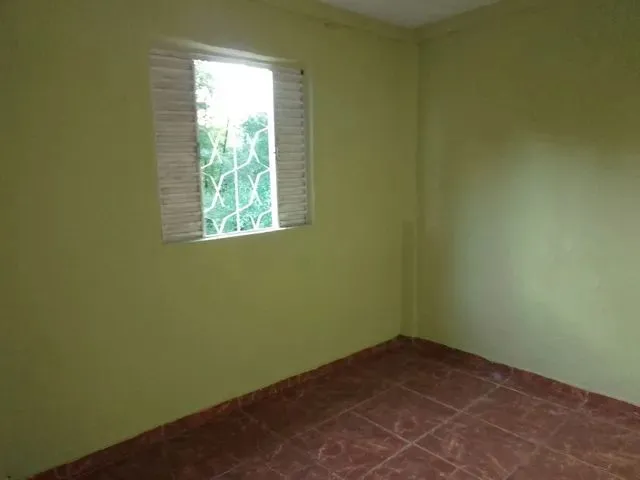 Imagem: A casa possui 2 Dormitórios, 1 Banheiro e está localizado