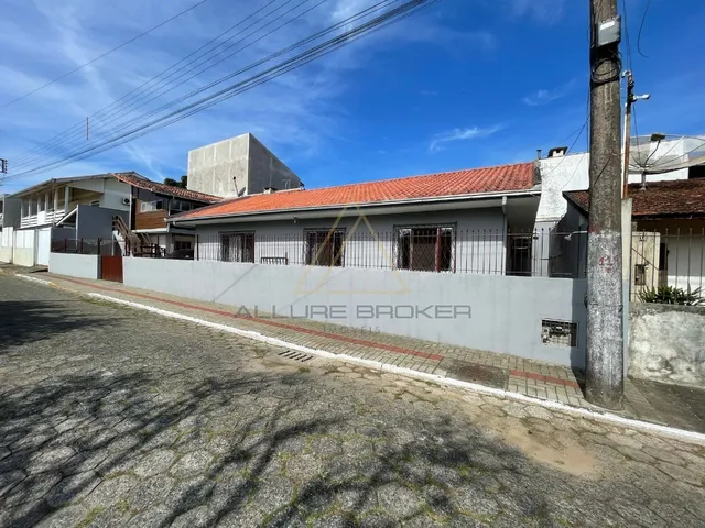 Imagem 1: Casa a Venda no Centro de Balneario Piçarras Próximo a Mercado e Todo Comercio em Geral, 500 Metros da Praia