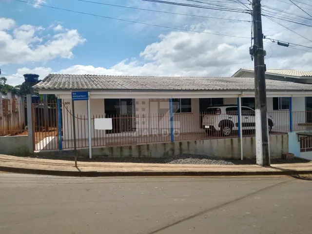 Imagem: A casa possui 3 Dormitórios, 1 Banheiro, 2 Vagas na