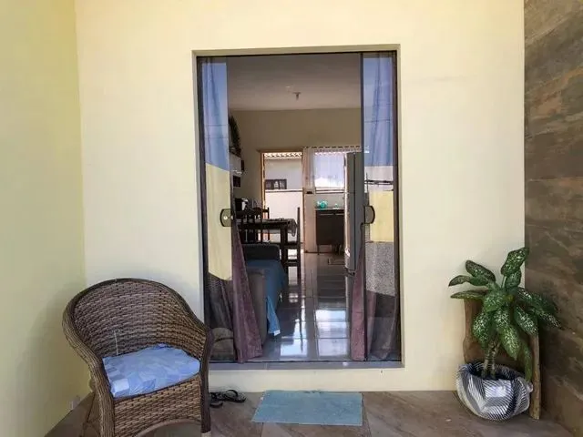 Imagem: A casa possui 3 Dormitórios, 2 Banheiros, 1 Vaga na