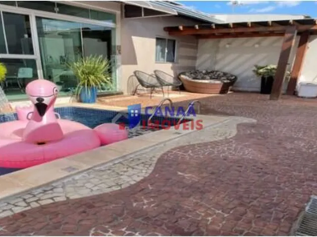 Imagem: Casa com 4 quartos, piscina com cascata