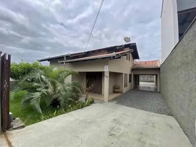 Imagem: A casa possui 3 Dormitórios, 1 Banheiro e está localizado
