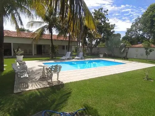 Imagem: A casa possui 4 Dormitórios, 1 Suíte, 2 Banheiros, 5