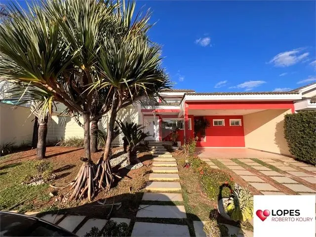 Imagem: A casa em condomínio possui 4 Dormitórios, 4 Suítes, 5