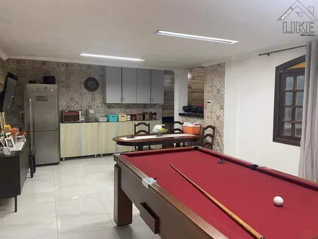 Imagem: A casa possui 3 Dormitórios, 2 Banheiros, 2 Vagas na