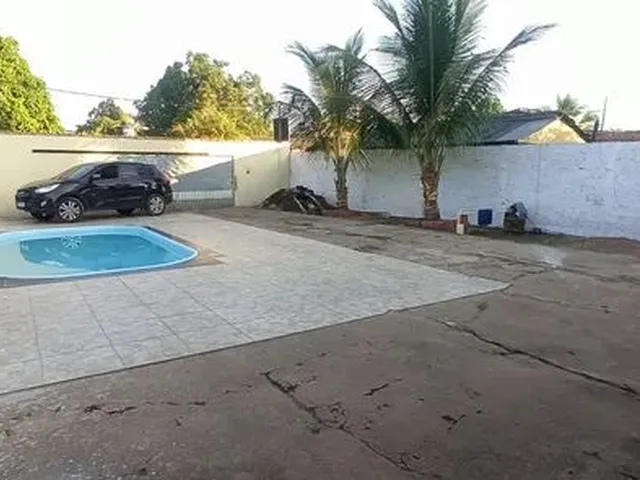 Imagem: A casa possui 3 Dormitórios, 2 Banheiros, 2 Vagas na