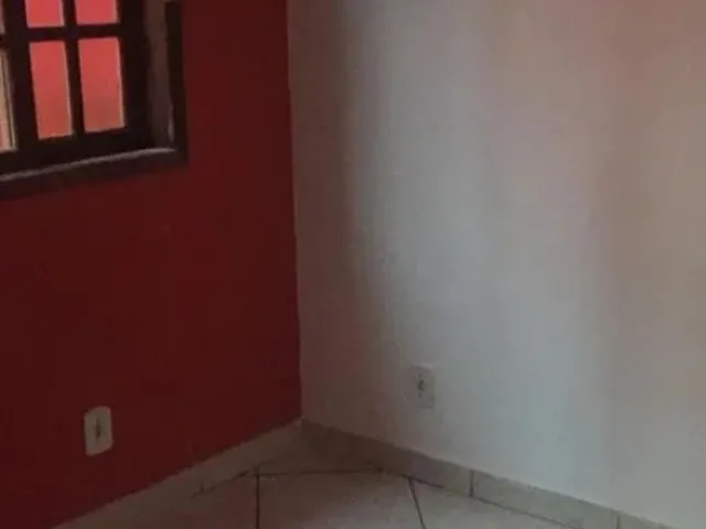 Imagem 1: Casa linear colonial no centro da Pedra de Guaratiba, 2 quartos, com quintal