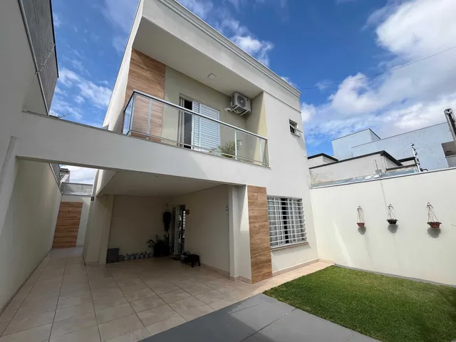 Imagem: A casa possui 3 Dormitórios, 1 Suíte, 2 Banheiros, 2