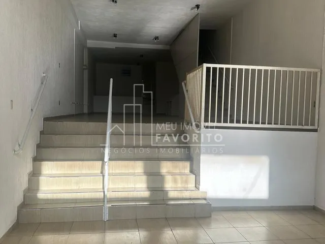 Imagem: A loja possui 2 Banheiros, 200m² de Área Privada e está