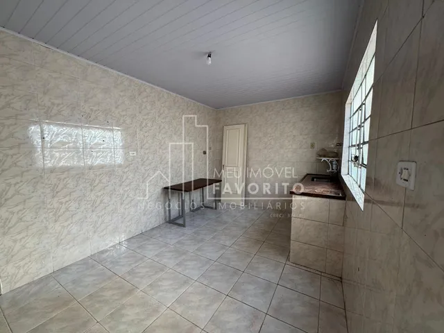 Imagem: A casa possui 2 Dormitórios, 1 Banheiro, 2 Vagas na