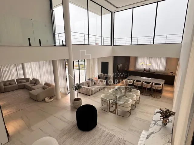 Imagem: A casa em condomínio possui 4 Dormitórios, 4 Suítes, 6