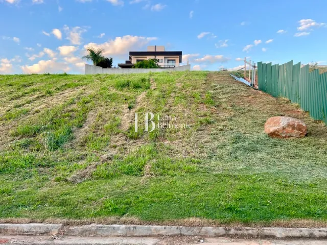 Imagem: O terreno possui 800m² de Área Privada e está localizado