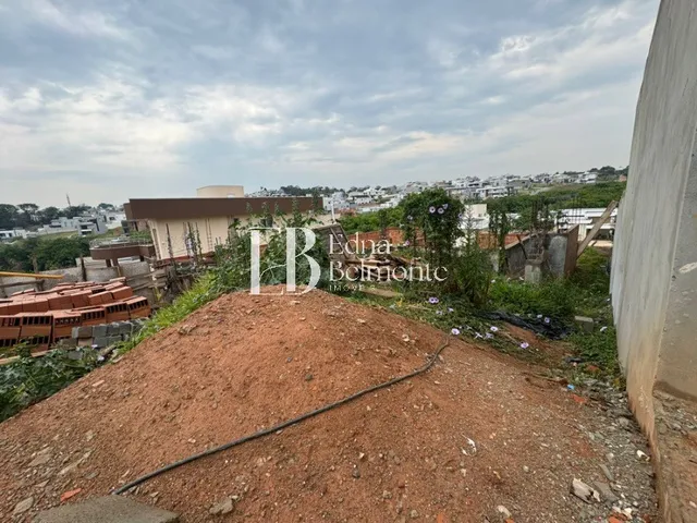 Imagem: O terreno possui 4 Dormitórios, 4 Suítes, 5 Banheiros, 3