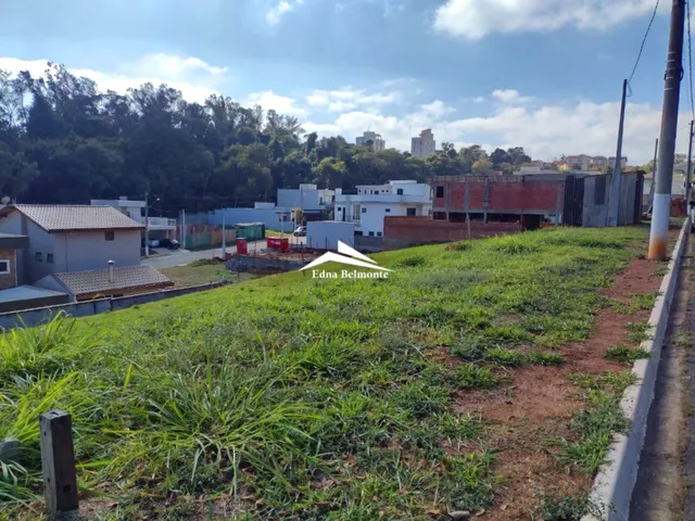 Imagem: O terreno possui 300m² de Área Privada e está localizado