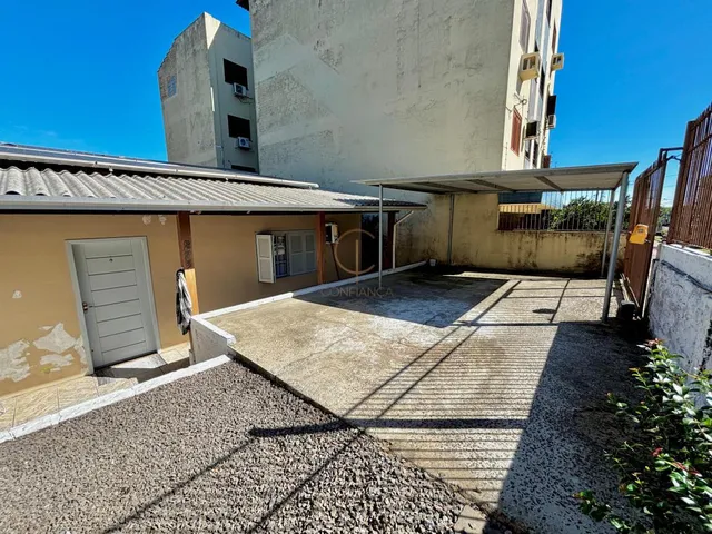 Imagem 2: Casa térrea com 3 dormitórios, duas vagas, amplo pátio. Excelente localização