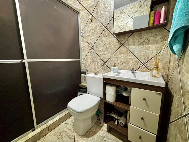 Imagem 3: Casa térrea com 3 dormitórios, duas vagas, amplo pátio. Excelente localização