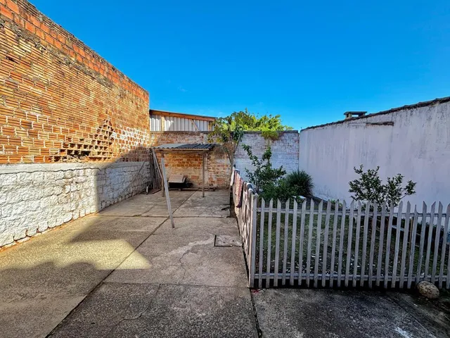 Imagem 8: Casa térrea com 3 dormitórios, duas vagas, amplo pátio. Excelente localização