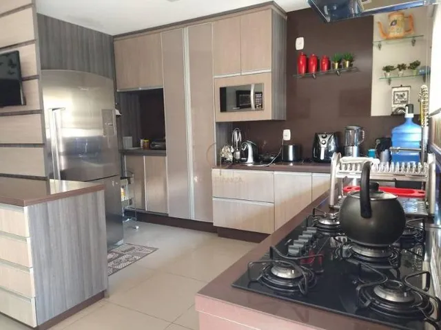 Imagem 6: CASA com 3 dormitórios, suíte 4 banheiros e amplo pátio a venda em Canoas
