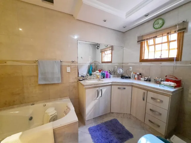 Imagem 15: Sobrado 5 dormitórios, com 2 suítes, 4 Vagas no bairro Moinhos de ventos - Canoas/RS