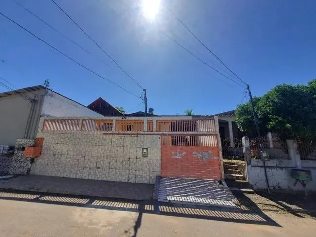 Imagem: A casa possui 2 Dormitórios, 1 Banheiro, 2 Vagas na