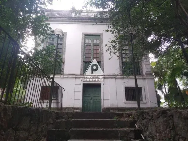 Imagem: Casa À Venda, 5 Quartos, 3 Suítes, 8 Vagas