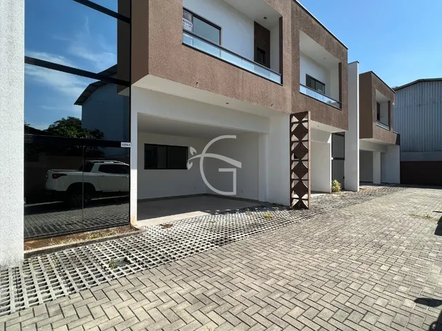 Imagem: Lindo sobrado geminado em Condomínio Fechado