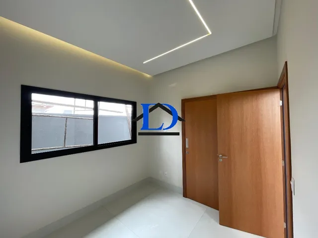 Imagem 2: Casa de Alto Padrão à Venda em Condomínio Exclusivo em Senador Canedo-GO: 3 Quartos, 3