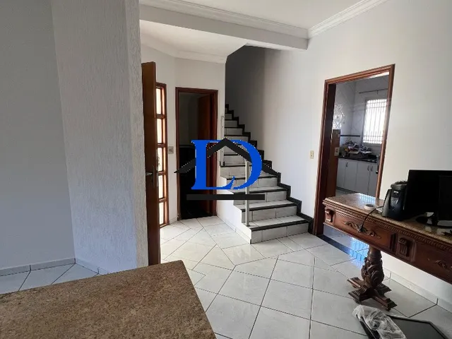 Imagem 2: Casa à venda no Jardim América em Goiânia-GO: Sobrado com 3 quartos, suíte, 2 salas