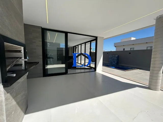 Imagem 3: Oportunidade Única: Casa em Condomínio de Alto Padrão com 4 Suítes e Piscina Aquecida