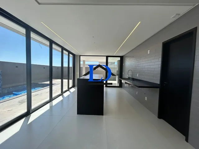 Imagem 11: Oportunidade Única: Casa em Condomínio de Alto Padrão com 4 Suítes e Piscina Aquecida