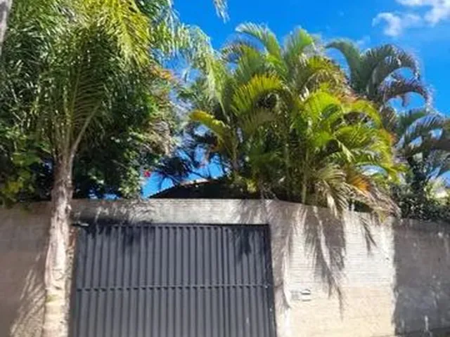 Imagem: A casa possui 3 Dormitórios, 2 Banheiros, 5 Vagas na