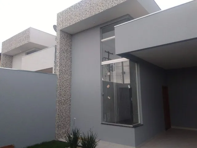 Imagem: A casa possui 3 Dormitórios, 2 Banheiros, 2 Vagas na
