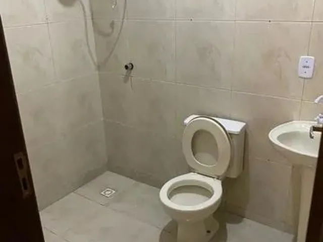Imagem 6: Alugo Quartos de Casa Sem Mobília ?. Casa Grande com Vários Cômodos
