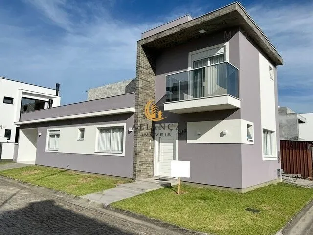 Imagem: A casa possui 2 Dormitórios, 2 Suítes, 2 Vagas na