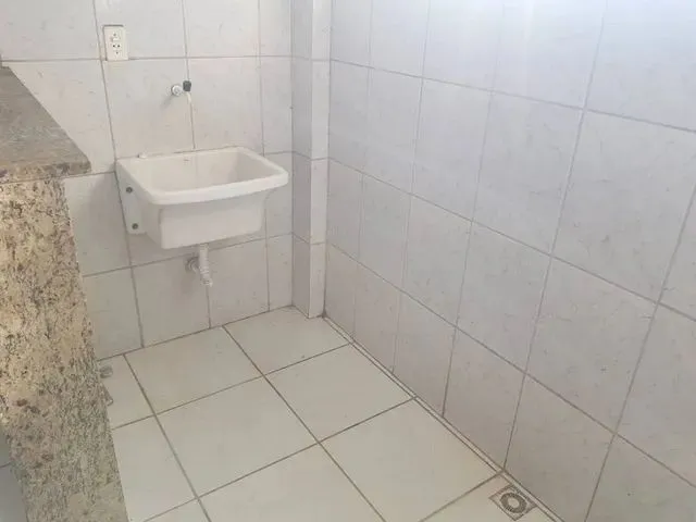 Imagem: O apartamento possui 2 Dormitórios, 1 Banheiro, 1 Vaga na