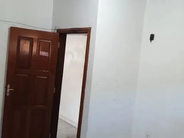 Imagem: A casa possui 2 Dormitórios, 1 Banheiro, 2 Vagas na