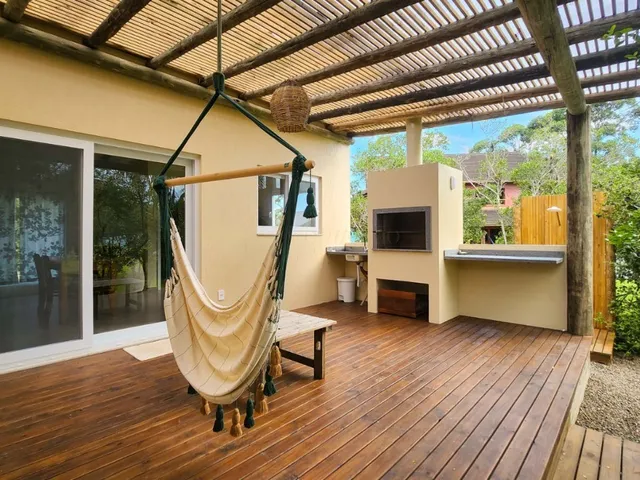 Imagem: A casa possui 2 Dormitórios, 2 Suítes, 364m² de Área,