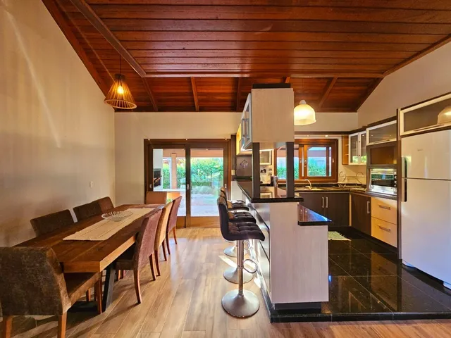 Imagem 13: Casa à Venda ou Locação em Garopaba-SC: 2 Quartos, 1 Suíte, 2 Banheiros, 3 Vagas no