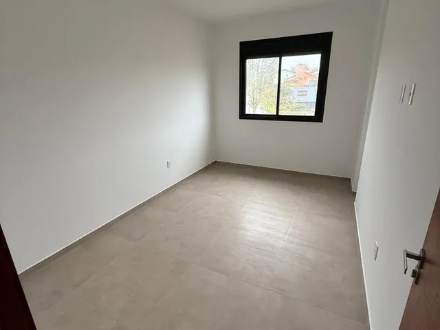 Imagem 2: Casa à Venda em Garopaba-SC: Sobrado no Panorâmico - 3 quartos, 1 suíte, 2 salas, 3