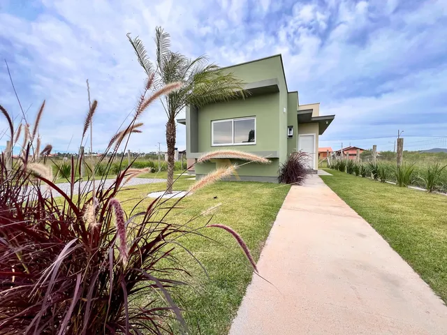 Imagem 1: Casa à venda em Imbituba-SC, 2 quartos, 2 suítes, 70m², no bairro Sambaqui