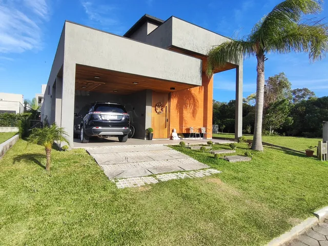 Imagem: A casa possui 3 Dormitórios, 1 Suíte, 1 Banheiro, 4 Vagas