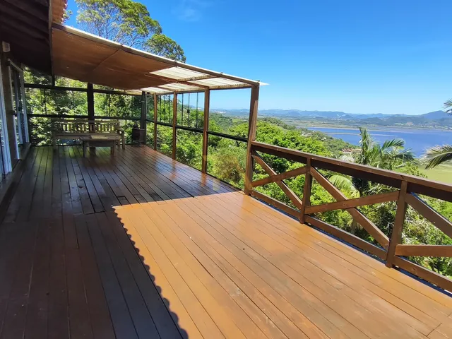 Imagem: A casa possui 3 Dormitórios, 1 Suíte, 3 Vagas na garagem,