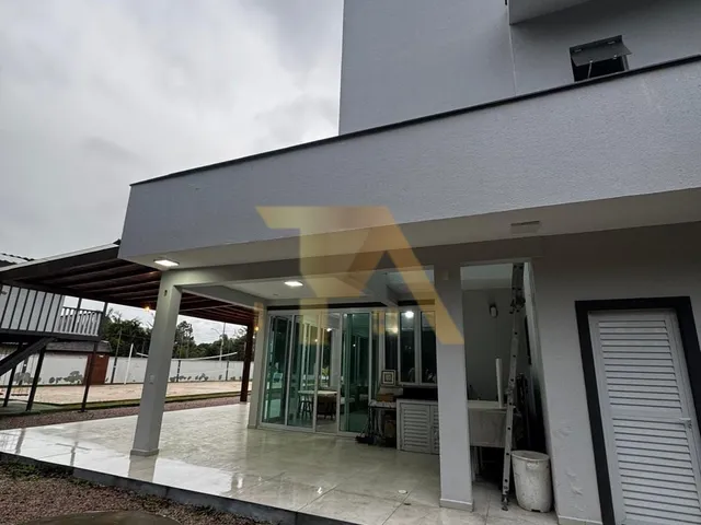 Imagem: A casa possui 3 Dormitórios, 2 Suítes, 3 Banheiros, 4