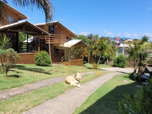 Imagem 2: Pousada com cabanas e casa principal na Praia do Rosa
