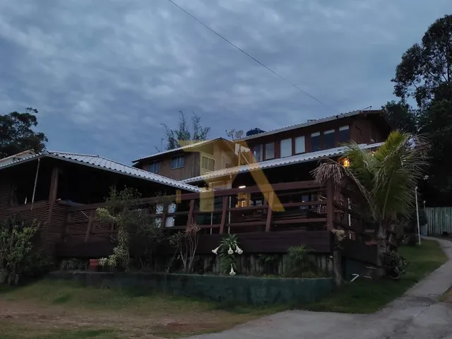 Imagem 3: Pousada com cabanas e casa principal na Praia do Rosa