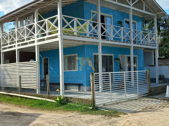 Imagem 11: Casa Charmosa em Estilo Praiano, com Fachada Colorida e Ampla Varanda Que Integra os Ambientes Internos Ao Ar Livre