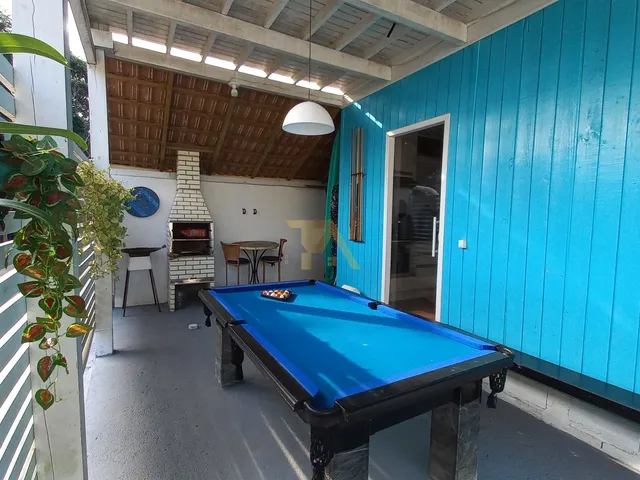 Imagem 13: Casa Charmosa em Estilo Praiano, com Fachada Colorida e Ampla Varanda Que Integra os Ambientes Internos Ao Ar Livre