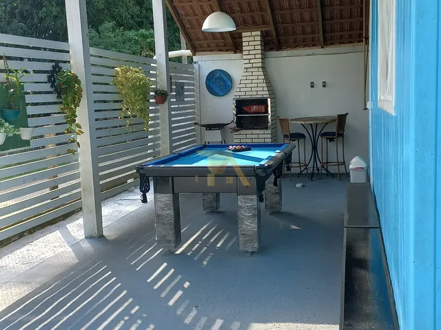 Imagem 6: Casa Charmosa em Estilo Praiano, com Fachada Colorida e Ampla Varanda Que Integra os Ambientes Internos Ao Ar Livre