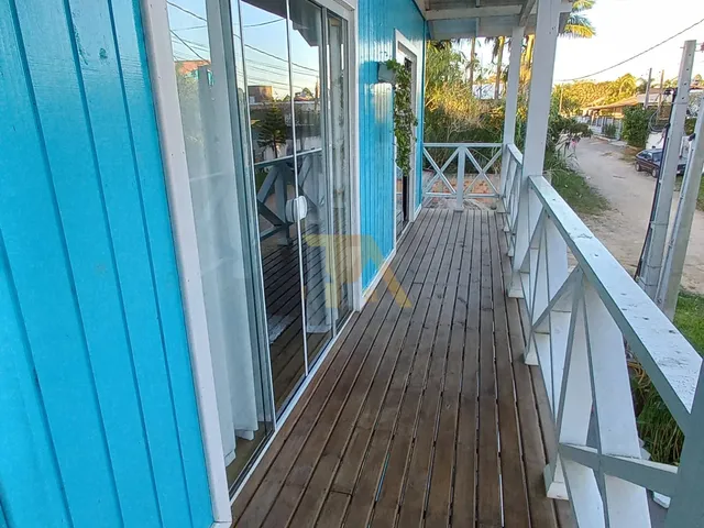 Imagem 7: Casa Charmosa em Estilo Praiano, com Fachada Colorida e Ampla Varanda Que Integra os Ambientes Internos Ao Ar Livre