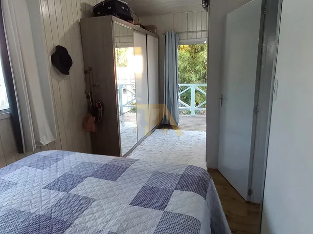 Imagem 14: Casa Charmosa em Estilo Praiano, com Fachada Colorida e Ampla Varanda Que Integra os Ambientes Internos Ao Ar Livre